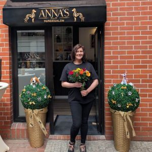 Anna vor dem Hundesalon